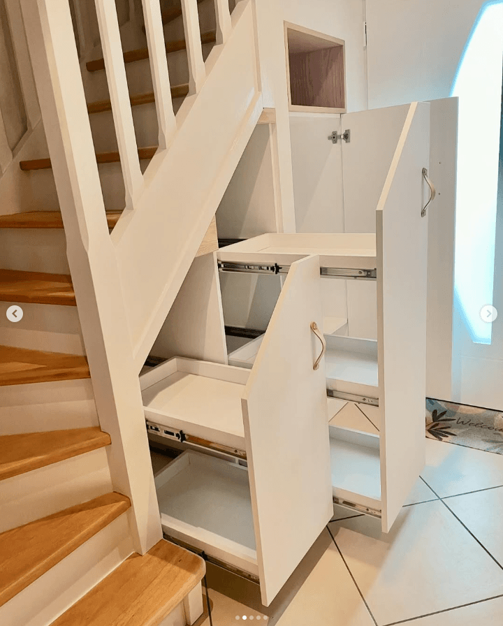 Meuble sous escalier — tiroirs ouverts