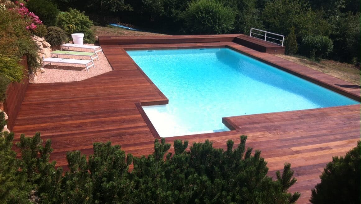 Terrasse en bois — jardin avec piscine